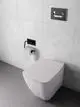Weißes Wand-WC mit integrierter Betätigungsplatte in Chrom, daneben eine Halterung für Toilettenpapier. Badezimmer mit hellen Fliesen. Produkt von Ideal Standard.